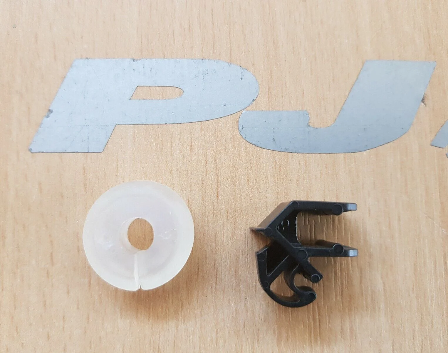 Cosworth bonnet stay grommet & clip sierra escort Cosworth RS turbo (most fords)